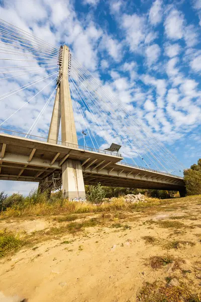 Varşova, Polonya - 14 Ekim 2023: Güzel ve büyük Swietokrzyski karayolu köprüsü kabloyla döşenmiş, 2000 yılında yayalar ve her iki tarafta bisikletçiler için şeritler kurulmuş.