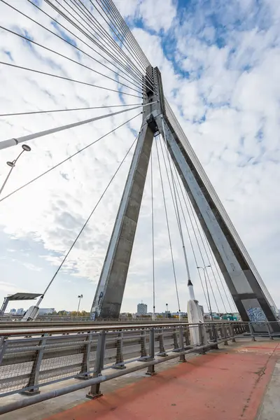 Varşova, Polonya - 14 Ekim 2023: Güzel ve büyük Swietokrzyski karayolu köprüsü kabloyla döşenmiş, 2000 yılında yayalar ve her iki tarafta bisikletçiler için şeritler kurulmuş.