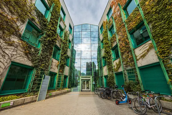 Varşova, Polonya - 14 Ekim 2023: Üniversite kütüphanesinin güzel iç mimarisi, renkli ve büyük bahçesi olan cephesi