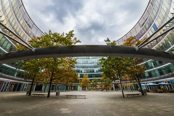 Varşova, Polonya - 14 Ekim 2023: Metropolitan ağaçlı büyük bir avlunun içi, içinde dükkanlar ve restoranlar bulunan cam duvarlı daire bina