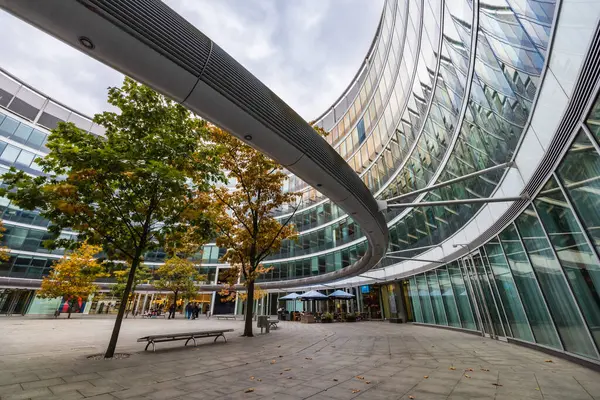 Varşova, Polonya - 14 Ekim 2023: Metropolitan ağaçlı büyük bir avlunun içi, içinde dükkanlar ve restoranlar bulunan cam duvarlı daire bina