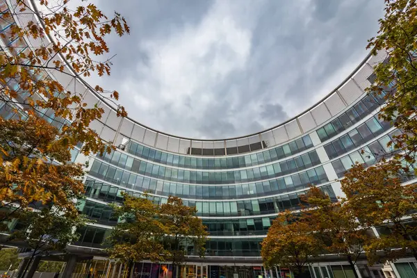 Varşova, Polonya - 14 Ekim 2023: Metropolitan ağaçlı büyük bir avlunun içi, içinde dükkanlar ve restoranlar bulunan cam duvarlı daire bina