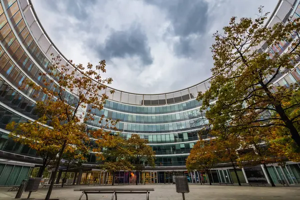 Varşova, Polonya - 14 Ekim 2023: Metropolitan ağaçlı büyük bir avlunun içi, içinde dükkanlar ve restoranlar bulunan cam duvarlı daire bina