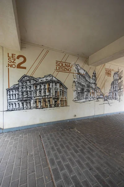 Varşova, Polonya - 15 Ekim 2023: Düz bloğun altındaki küçük geçitlerin duvarlarında güzel bir duvar resmi 