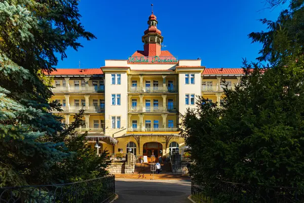 Polanica-Zdroj, Polonya - 21 Ekim 2023: Wielka Pieniawa sanatoryumunun şehir merkezindeki gezinti güvertesi ve güzel ve renkli spa parkının yanındaki güzel ve büyük binası