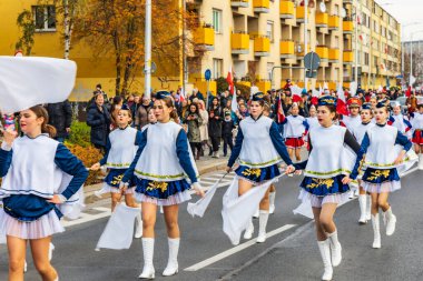 Wroclaw, Polonya - 11 Kasım 2023: 11 Kasım 'da Wroclaw şehir sokaklarında yürüyen güzel ve renkli Bağımsızlık Yürüyüşü