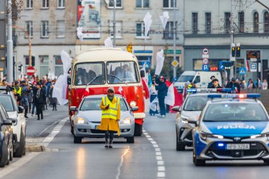 Wroclaw, Polonya - 11 Kasım 2023: 11 Kasım 'da Wroclaw şehir sokaklarında yürüyen güzel ve renkli Bağımsızlık Yürüyüşü