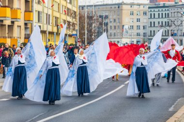 Wroclaw, Polonya - 11 Kasım 2023: 11 Kasım 'da Wroclaw şehir sokaklarında yürüyen güzel ve renkli Bağımsızlık Yürüyüşü