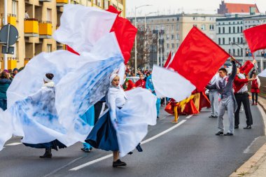 Wroclaw, Polonya - 11 Kasım 2023: 11 Kasım 'da Wroclaw şehir sokaklarında yürüyen güzel ve renkli Bağımsızlık Yürüyüşü