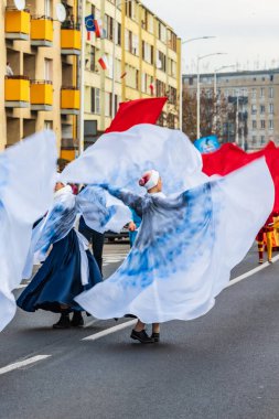 Wroclaw, Polonya - 11 Kasım 2023: 11 Kasım 'da Wroclaw şehir sokaklarında yürüyen güzel ve renkli Bağımsızlık Yürüyüşü