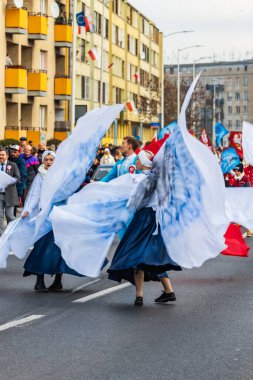 Wroclaw, Polonya - 11 Kasım 2023: 11 Kasım 'da Wroclaw şehir sokaklarında yürüyen güzel ve renkli Bağımsızlık Yürüyüşü