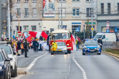 Wroclaw, Polonya - 11 Kasım 2023: 11 Kasım 'da Wroclaw şehir sokaklarında yürüyen güzel ve renkli Bağımsızlık Yürüyüşü
