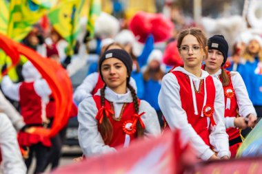 Wroclaw, Polonya - 11 Kasım 2023: 11 Kasım 'da Wroclaw şehir sokaklarında yürüyen güzel ve renkli Bağımsızlık Yürüyüşü