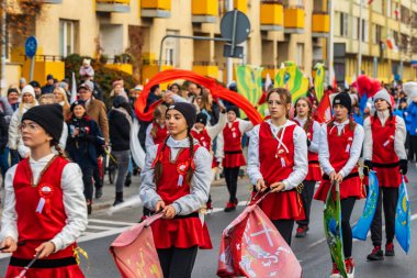 Wroclaw, Polonya - 11 Kasım 2023: 11 Kasım 'da Wroclaw şehir sokaklarında yürüyen güzel ve renkli Bağımsızlık Yürüyüşü
