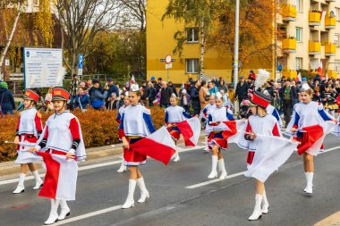 Wroclaw, Polonya - 11 Kasım 2023: 11 Kasım 'da Wroclaw şehir sokaklarında yürüyen güzel ve renkli Bağımsızlık Yürüyüşü