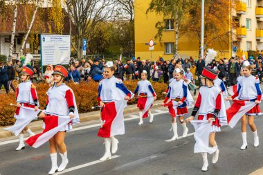Wroclaw, Polonya - 11 Kasım 2023: 11 Kasım 'da Wroclaw şehir sokaklarında yürüyen güzel ve renkli Bağımsızlık Yürüyüşü