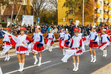 Wroclaw, Polonya - 11 Kasım 2023: 11 Kasım 'da Wroclaw şehir sokaklarında yürüyen güzel ve renkli Bağımsızlık Yürüyüşü