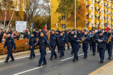 Wroclaw, Polonya - 11 Kasım 2023: 11 Kasım 'da Wroclaw şehir sokaklarında yürüyen güzel ve renkli Bağımsızlık Yürüyüşü