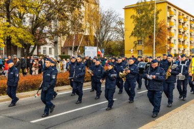 Wroclaw, Polonya - 11 Kasım 2023: 11 Kasım 'da Wroclaw şehir sokaklarında yürüyen güzel ve renkli Bağımsızlık Yürüyüşü