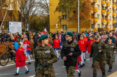 Wroclaw, Polonya - 11 Kasım 2023: 11 Kasım 'da Wroclaw şehir sokaklarında yürüyen güzel ve renkli Bağımsızlık Yürüyüşü