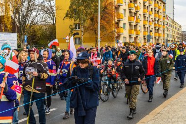 Wroclaw, Polonya - 11 Kasım 2023: 11 Kasım 'da Wroclaw şehir sokaklarında yürüyen güzel ve renkli Bağımsızlık Yürüyüşü