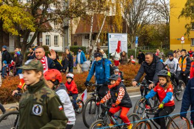 Wroclaw, Polonya - 11 Kasım 2023: 11 Kasım 'da Wroclaw şehir sokaklarında yürüyen güzel ve renkli Bağımsızlık Yürüyüşü