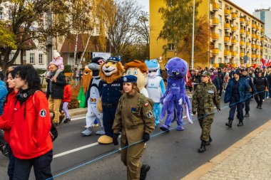 Wroclaw, Polonya - 11 Kasım 2023: 11 Kasım 'da Wroclaw şehir sokaklarında yürüyen güzel ve renkli Bağımsızlık Yürüyüşü