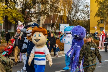 Wroclaw, Polonya - 11 Kasım 2023: 11 Kasım 'da Wroclaw şehir sokaklarında yürüyen güzel ve renkli Bağımsızlık Yürüyüşü