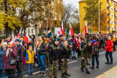 Wroclaw, Polonya - 11 Kasım 2023: 11 Kasım 'da Wroclaw şehir sokaklarında yürüyen güzel ve renkli Bağımsızlık Yürüyüşü
