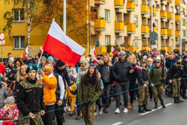 Wroclaw, Polonya - 11 Kasım 2023: 11 Kasım 'da Wroclaw şehir sokaklarında yürüyen güzel ve renkli Bağımsızlık Yürüyüşü