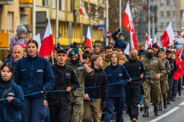 Wroclaw, Polonya - 11 Kasım 2023: 11 Kasım 'da Wroclaw şehir sokaklarında yürüyen güzel ve renkli Bağımsızlık Yürüyüşü
