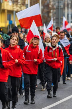 Wroclaw, Polonya - 11 Kasım 2023: 11 Kasım 'da Wroclaw şehir sokaklarında yürüyen güzel ve renkli Bağımsızlık Yürüyüşü