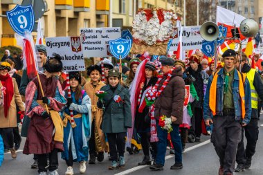 Wroclaw, Polonya - 11 Kasım 2023: 11 Kasım 'da Wroclaw şehir sokaklarında yürüyen güzel ve renkli Bağımsızlık Yürüyüşü