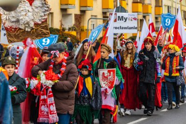 Wroclaw, Polonya - 11 Kasım 2023: 11 Kasım 'da Wroclaw şehir sokaklarında yürüyen güzel ve renkli Bağımsızlık Yürüyüşü