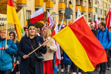Wroclaw, Polonya - 11 Kasım 2023: 11 Kasım 'da Wroclaw şehir sokaklarında yürüyen güzel ve renkli Bağımsızlık Yürüyüşü