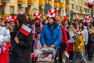 Wroclaw, Polonya - 11 Kasım 2023: 11 Kasım 'da Wroclaw şehir sokaklarında yürüyen güzel ve renkli Bağımsızlık Yürüyüşü