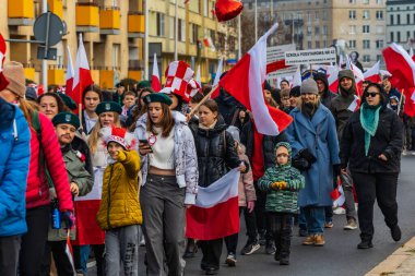 Wroclaw, Polonya - 11 Kasım 2023: 11 Kasım 'da Wroclaw şehir sokaklarında yürüyen güzel ve renkli Bağımsızlık Yürüyüşü