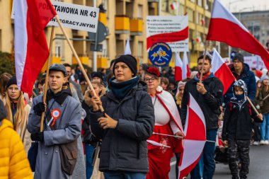 Wroclaw, Polonya - 11 Kasım 2023: 11 Kasım 'da Wroclaw şehir sokaklarında yürüyen güzel ve renkli Bağımsızlık Yürüyüşü