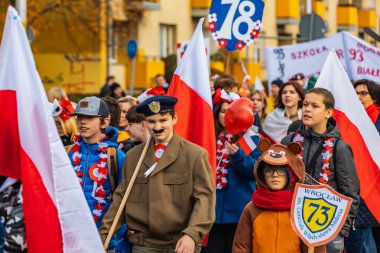 Wroclaw, Polonya - 11 Kasım 2023: 11 Kasım 'da Wroclaw şehir sokaklarında yürüyen güzel ve renkli Bağımsızlık Yürüyüşü