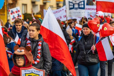 Wroclaw, Polonya - 11 Kasım 2023: 11 Kasım 'da Wroclaw şehir sokaklarında yürüyen güzel ve renkli Bağımsızlık Yürüyüşü