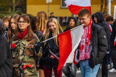 Wroclaw, Polonya - 11 Kasım 2023: 11 Kasım 'da Wroclaw şehir sokaklarında yürüyen güzel ve renkli Bağımsızlık Yürüyüşü