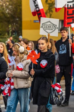 Wroclaw, Polonya - 11 Kasım 2023: 11 Kasım 'da Wroclaw şehir sokaklarında yürüyen güzel ve renkli Bağımsızlık Yürüyüşü