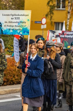 Wroclaw, Polonya - 11 Kasım 2023: 11 Kasım 'da Wroclaw şehir sokaklarında yürüyen güzel ve renkli Bağımsızlık Yürüyüşü