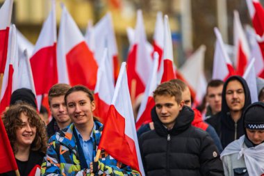 Wroclaw, Polonya - 11 Kasım 2023: 11 Kasım 'da Wroclaw şehir sokaklarında yürüyen güzel ve renkli Bağımsızlık Yürüyüşü