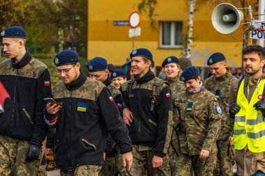 Wroclaw, Polonya - 11 Kasım 2023: 11 Kasım 'da Wroclaw şehir sokaklarında yürüyen güzel ve renkli Bağımsızlık Yürüyüşü