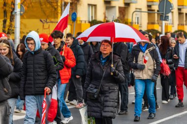 Wroclaw, Polonya - 11 Kasım 2023: 11 Kasım 'da Wroclaw şehir sokaklarında yürüyen güzel ve renkli Bağımsızlık Yürüyüşü