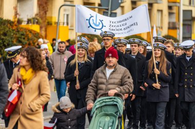 Wroclaw, Polonya - 11 Kasım 2023: 11 Kasım 'da Wroclaw şehir sokaklarında yürüyen güzel ve renkli Bağımsızlık Yürüyüşü