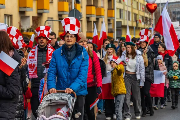 Wroclaw, Polonya - 11 Kasım 2023: 11 Kasım 'da Wroclaw şehir sokaklarında yürüyen güzel ve renkli Bağımsızlık Yürüyüşü