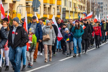 Wroclaw, Polonya - 11 Kasım 2023: 11 Kasım 'da Wroclaw şehir sokaklarında yürüyen güzel ve renkli Bağımsızlık Yürüyüşü
