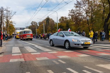 Wroclaw, Polonya - 11 Kasım 2023: 11 Kasım 'da Wroclaw şehir sokaklarında yürüyen güzel ve renkli Bağımsızlık Yürüyüşü